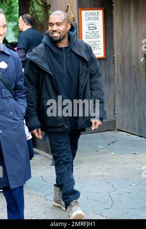 Kanye West aime la journée à Disneyland avec sa fille Nord. Ils étaient là pour célébrer l'anniversaire de Mason avec Kris Jenner et Kourtney Kardashian. Los Angeles, Californie. 14th décembre 2015. Banque D'Images