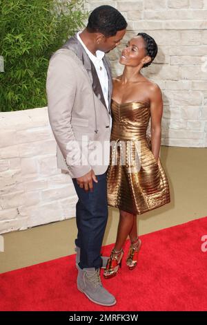 L'acteur Super star Will Smith et l'actrice femme Jada Pinkett Smith, vêtues d'une robe dorée qui se détourne, semblent très amoureux lorsqu'ils marchent le tapis rouge lors de la première de « The Karate Kid », qui a eu lieu au théâtre chinois de Grauman. Le couple est sorti en soutien de leur fils de 11 ans, l'acteur Jaden Smith, qui joue le rôle de chef de file dans le remake du film de 1984 du même titre. La star originale du film populaire, Ralph Macchio, a également été à la première . Los Angeles, Californie. 06/07/10. Banque D'Images