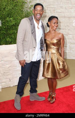 L'acteur Super star Will Smith et l'actrice femme Jada Pinkett Smith, vêtues d'une robe dorée qui se détourne, semblent très amoureux lorsqu'ils marchent le tapis rouge lors de la première de « The Karate Kid », qui a eu lieu au théâtre chinois de Grauman. Le couple est sorti en soutien de leur fils de 11 ans, l'acteur Jaden Smith, qui joue le rôle de chef de file dans le remake du film de 1984 du même titre. La star originale du film populaire, Ralph Macchio, a également été à la première . Los Angeles, Californie. 06/07/10. Banque D'Images