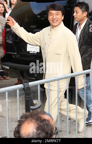 Jackie Chan marche le tapis rouge et pose sur un prop à la première de 'The Karate Kid' qui a eu lieu au théâtre chinois de Grauman. Chan, qui est connu pour sa longue carrière dans les films de kung fu, joue le rôle de mentor de M. Han dans le remake du film de 1984 du même titre. La star originale du film populaire, Ralph Macchio, a également été à la première . Los Angeles, Californie. 06/07/10. Banque D'Images