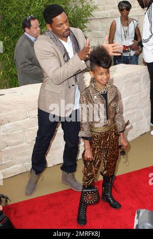 L'acteur espiègle Will Smith plaisantera avec sa fille ultra-branchée Willow Smith alors qu'elle pose sur le tapis rouge lors de la première de « The Karate Kid » au théâtre chinois de Grauman. Le fils de Will et le frère de Willow, l'acteur Jaden Smith, âgé de 11 ans, jouent un rôle de premier plan dans le remake du film de 1984 du même titre. La star originale du film populaire, Ralph Macchio, a également été à la première . Los Angeles, Californie. 06/07/10. Banque D'Images