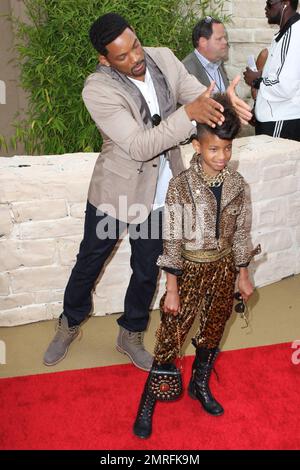 L'acteur espiègle Will Smith plaisantera avec sa fille ultra-branchée Willow Smith alors qu'elle pose sur le tapis rouge lors de la première de « The Karate Kid » au théâtre chinois de Grauman. Le fils de Will et le frère de Willow, l'acteur Jaden Smith, âgé de 11 ans, jouent un rôle de premier plan dans le remake du film de 1984 du même titre. La star originale du film populaire, Ralph Macchio, a également été à la première . Los Angeles, Californie. 06/07/10. Banque D'Images