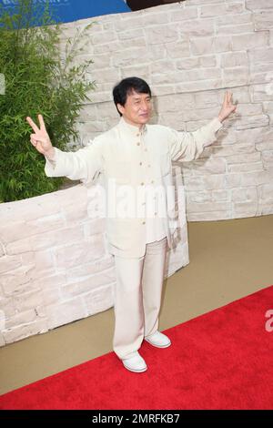 Jackie Chan marche le tapis rouge et pose sur un prop à la première de 'The Karate Kid' qui a eu lieu au théâtre chinois de Grauman. Chan, qui est connu pour sa longue carrière dans les films de kung fu, joue le rôle de mentor de M. Han dans le remake du film de 1984 du même titre. La star originale du film populaire, Ralph Macchio, a également été à la première . Los Angeles, Californie. 06/07/10. Banque D'Images