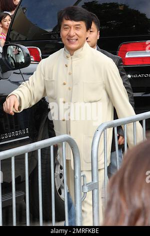 Jackie Chan marche le tapis rouge et pose sur un prop à la première de 'The Karate Kid' qui a eu lieu au théâtre chinois de Grauman. Chan, qui est connu pour sa longue carrière dans les films de kung fu, joue le rôle de mentor de M. Han dans le remake du film de 1984 du même titre. La star originale du film populaire, Ralph Macchio, a également été à la première . Los Angeles, Californie. 06/07/10. Banque D'Images