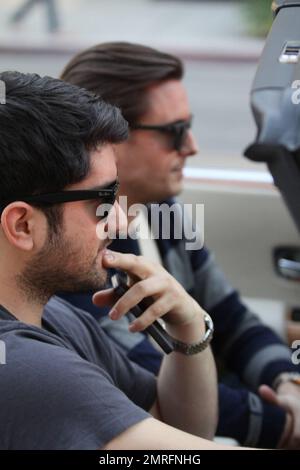 Rob Kardashian et Scott Disick se rassemblent dans un Rolls Royce convertible sur Rodeo Drive à Beverly Hills, Californie. 28th décembre 2011. Banque D'Images