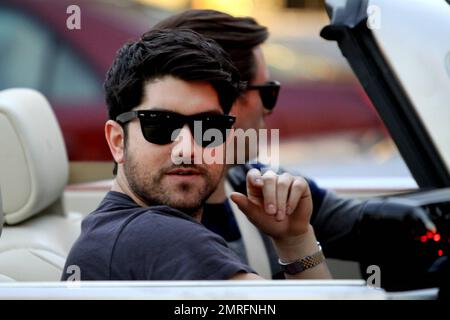 Rob Kardashian et Scott Disick se rassemblent dans un Rolls Royce convertible sur Rodeo Drive à Beverly Hills, Californie. 28th décembre 2011. Banque D'Images