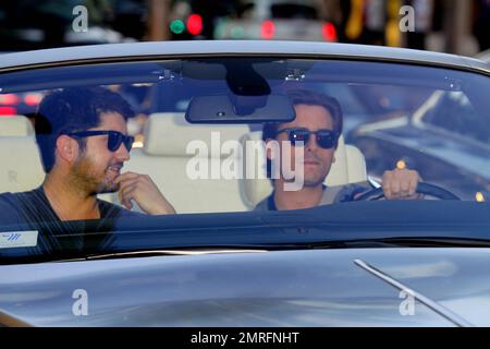 Rob Kardashian et Scott Disick se rassemblent dans un Rolls Royce convertible sur Rodeo Drive à Beverly Hills, Californie. 28th décembre 2011. Banque D'Images