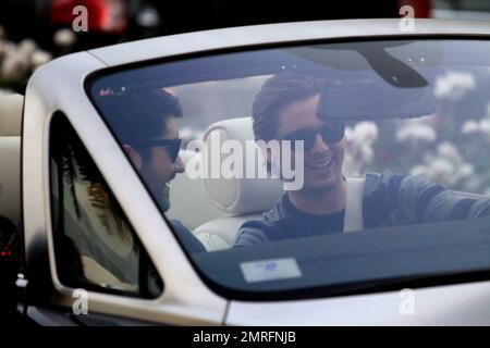 Rob Kardashian et Scott Disick se rassemblent dans un Rolls Royce convertible sur Rodeo Drive à Beverly Hills, Californie. 28th décembre 2011. Banque D'Images