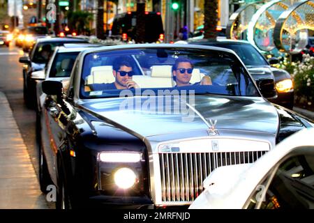 Rob Kardashian et Scott Disick se rassemblent dans un Rolls Royce convertible sur Rodeo Drive à Beverly Hills, Californie. 28th décembre 2011. Banque D'Images