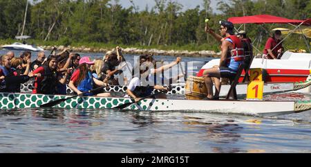 La famille Kardashian participe à une course de bateaux-dragons de 250 mètres avec des membres de la famille divisés en deux bateaux. L'équipe de Bruce Jenner était avec les gagnants et Kylie et Kourtney étaient coproducteurs. Kris, Kim et Jonathan Cheban qui étaient dans l'autre bateau étaient des perdants douloureux avec Kim donnant un geste grossier à l'autre bateau. Avant la course, les équipes se réchauffaient avec des étirements et on leur a montré comment pagayer. Miami Beach, Floride. 29th septembre 2012. Banque D'Images