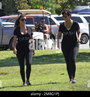 La famille Kardashian participe à une course de bateaux-dragons de 250 mètres avec des membres de la famille divisés en deux bateaux. L'équipe de Bruce Jenner était avec les gagnants et Kylie et Kourtney étaient coproducteurs. Kris, Kim et Jonathan Cheban qui étaient dans l'autre bateau étaient des perdants douloureux avec kim donnant un geste grossier à l'autre bateau. Avant la course, les équipes se réchauffaient avec des étirements et on leur a montré comment pagayer. Miami Beach, Floride. 29th septembre 2012. Banque D'Images