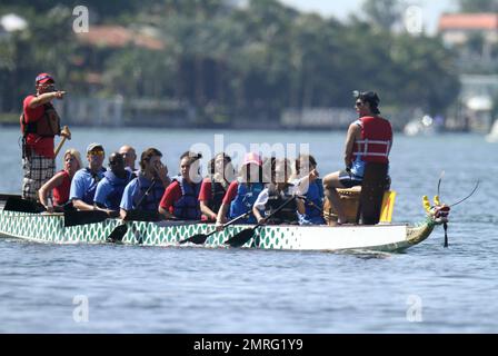 La famille Kardashian participe à une course de bateaux-dragons de 250 mètres avec des membres de la famille divisés en deux bateaux. L'équipe de Bruce Jenner était avec les gagnants et Kylie et Kourtney étaient coproducteurs. Kris, Kim et Jonathan Cheban qui étaient dans l'autre bateau étaient des perdants douloureux avec kim donnant un geste grossier à l'autre bateau. Avant la course, les équipes se réchauffaient avec des étirements et on leur a montré comment pagayer. Miami Beach, Floride. 29th septembre 2012. Banque D'Images