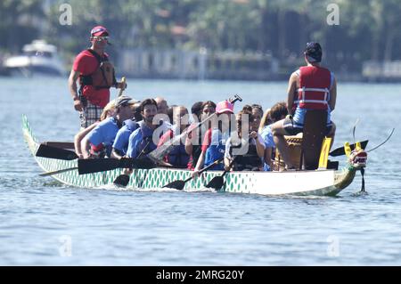 La famille Kardashian participe à une course de bateaux-dragons de 250 mètres avec des membres de la famille divisés en deux bateaux. L'équipe de Bruce Jenner était avec les gagnants et Kylie et Kourtney étaient coproducteurs. Kris, Kim et Jonathan Cheban qui étaient dans l'autre bateau étaient des perdants douloureux avec kim donnant un geste grossier à l'autre bateau. Avant la course, les équipes se réchauffaient avec des étirements et on leur a montré comment pagayer. Miami Beach, Floride. 29th septembre 2012. Banque D'Images