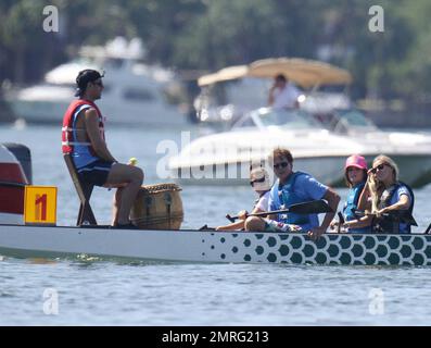 La famille Kardashian participe à une course de bateaux-dragons de 250 mètres avec des membres de la famille divisés en deux bateaux. L'équipe de Bruce Jenner était avec les gagnants et Kylie et Kourtney étaient coproducteurs. Kris, Kim et Jonathan Cheban qui étaient dans l'autre bateau étaient des perdants douloureux avec kim donnant un geste grossier à l'autre bateau. Avant la course, les équipes se réchauffaient avec des étirements et on leur a montré comment pagayer. Miami Beach, Floride. 29th septembre 2012. Banque D'Images