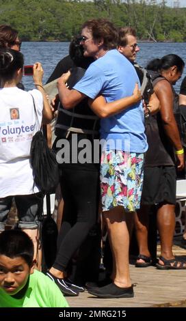 La famille Kardashian participe à une course de bateaux-dragons de 250 mètres avec des membres de la famille divisés en deux bateaux. L'équipe de Bruce Jenner était avec les gagnants et Kylie et Kourtney étaient coproducteurs. Kris, Kim et Jonathan Cheban qui étaient dans l'autre bateau étaient des perdants douloureux avec kim donnant un geste grossier à l'autre bateau. Avant la course, les équipes se réchauffaient avec des étirements et on leur a montré comment pagayer. Miami Beach, Floride. 29th septembre 2012. Banque D'Images