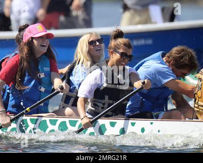 La famille Kardashian participe à une course de bateaux-dragons de 250 mètres avec des membres de la famille divisés en deux bateaux. L'équipe de Bruce Jenner était avec les gagnants et Kylie et Kourtney étaient coproducteurs. Kris, Kim et Jonathan Cheban qui étaient dans l'autre bateau étaient des perdants douloureux avec kim donnant un geste grossier à l'autre bateau. Avant la course, les équipes se réchauffaient avec des étirements et on leur a montré comment pagayer. Miami Beach, Floride. 29th septembre 2012. Banque D'Images