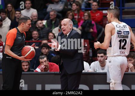 Milan, Italie. 29th janvier 2023. Italie, Milan, déc 29 2023: Emanuele Molin (entraîneur-chef de Trento) déçu dans le 1st trimestre pendant le match de basket EA7 Emporio Armani Milan vs Dolomiti Energia Trentino, LBA 2022-2023 day17 au Forum de Mediolanum (photo de Fabrizio Andrea Bertani/Pacific Press) Credit: Pacific Press Media production Corp./Alay Live News Banque D'Images