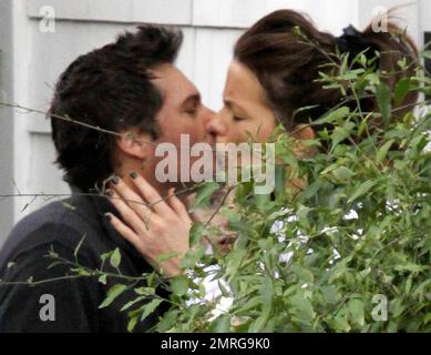 EXCLUSIF !! L'actrice Kate Beckinsale donne à son mari, le réalisateur Len Wiseman, un bisou romantique Au revoir alors qu'il quitte leur maison et sort de la ville pour affaires. Le couple, qui est encore fort après six ans de mariage, semblait beaucoup amoureux. La fille de Kate, Lily Mo Sheen, a fait sauter son beau-père embrasse et a donné une grande vague Au revoir. Los Angeles, Californie. 12/05/10. Banque D'Images