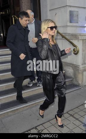 Kate Moss et son mari Jamie Hince ont été aperçus et ont parlé de faire du shopping à Londres. Kate a acheté un nouveau collier qu'elle a vu porter. Londres, Royaume-Uni. 15th novembre 2012. Banque D'Images