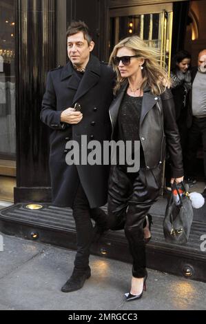 Kate Moss et son mari Jamie Hince ont été aperçus et ont parlé de faire du shopping à Londres. Kate a acheté un nouveau collier qu'elle a vu porter. Londres, Royaume-Uni. 15th novembre 2012. Banque D'Images