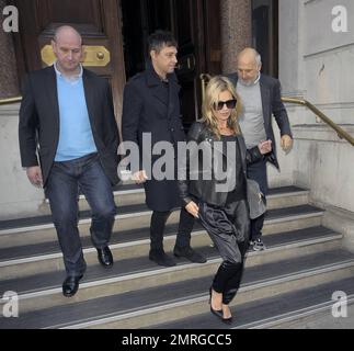 Kate Moss et son mari Jamie Hince ont été aperçus et ont parlé de faire du shopping à Londres. Kate a acheté un nouveau collier qu'elle a vu porter. Londres, Royaume-Uni. 15th novembre 2012. Banque D'Images