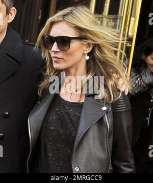 Kate Moss et son mari Jamie Hince ont été aperçus et ont parlé de faire du shopping à Londres. Kate a acheté un nouveau collier qu'elle a vu porter. Londres, Royaume-Uni. 15th novembre 2012. Banque D'Images