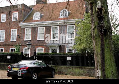 Vue extérieure du nouveau manoir en briques rouges de l'époque géorgienne de Kate Moss, situé dans la banlieue chic et haut de gamme de Highgate à Londres. Moss, qui aurait acheté la propriété de sept chambres pour $11,9 millions, partagera la maison avec sa fille de huit ans Lila et son ami Jamie Hince. Le manoir historique, entouré de charmantes portes en fer forgé et d'arbres recouverts de mousse, a été acheté après Moss Put Her St. John's Wood à la maison pour la vente au prix de près de $16 millions après seulement y avoir vécu pendant environ deux ans. Et il semble que Moss et son ami musicien ont gagné Banque D'Images