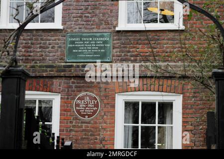 Vue extérieure du nouveau manoir en briques rouges de l'époque géorgienne de Kate Moss, situé dans la banlieue chic et haut de gamme de Highgate à Londres. Moss, qui aurait acheté la propriété de sept chambres pour $11,9 millions, partagera la maison avec sa fille de huit ans Lila et son ami Jamie Hince. Le manoir historique, entouré de charmantes portes en fer forgé et d'arbres recouverts de mousse, a été acheté après Moss Put Her St. John's Wood à la maison pour la vente au prix de près de $16 millions après seulement y avoir vécu pendant environ deux ans. Et il semble que Moss et son ami musicien ont gagné Banque D'Images