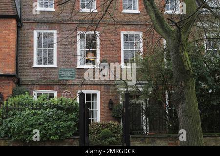 Vue extérieure du nouveau manoir en briques rouges de l'époque géorgienne de Kate Moss, situé dans la banlieue chic et haut de gamme de Highgate à Londres. Moss, qui aurait acheté la propriété de sept chambres pour $11,9 millions, partagera la maison avec sa fille de huit ans Lila et son ami Jamie Hince. Le manoir historique, entouré de charmantes portes en fer forgé et d'arbres recouverts de mousse, a été acheté après Moss Put Her St. John's Wood à la maison pour la vente au prix de près de $16 millions après seulement y avoir vécu pendant environ deux ans. Et il semble que Moss et son ami musicien ont gagné Banque D'Images