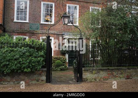 Vue extérieure du nouveau manoir en briques rouges de l'époque géorgienne de Kate Moss, situé dans la banlieue chic et haut de gamme de Highgate à Londres. Moss, qui aurait acheté la propriété de sept chambres pour $11,9 millions, partagera la maison avec sa fille de huit ans Lila et son ami Jamie Hince. Le manoir historique, entouré de charmantes portes en fer forgé et d'arbres recouverts de mousse, a été acheté après Moss Put Her St. John's Wood à la maison pour la vente au prix de près de $16 millions après seulement y avoir vécu pendant environ deux ans. Et il semble que Moss et son ami musicien ont gagné Banque D'Images