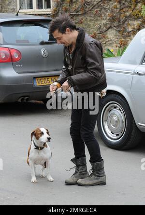 Kate Moss et jamie Hince sont vus dans les Cotswolds dans l'Oxfordshire où ils ont pris leur chien pour une promenade. Kate a ensuite conduit son ami dans son Porsche vintage, un cadeau de Sir Phillip Green, au pub, suivi par le mari Jamie dans leur Rolls Royce d'argent. Londres, Royaume-Uni. 12th avril 2014. Banque D'Images