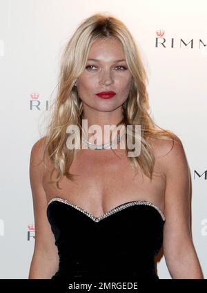 Kate Moss apparaît à la fête de Rimmel qui a eu lieu pour célébrer 10 ans de partenariat avec la jeune fille londonienne Kate Moss qui s'est tenue à la station électrique de Battersea. Londres.UK. 15th septembre 2011. . Banque D'Images