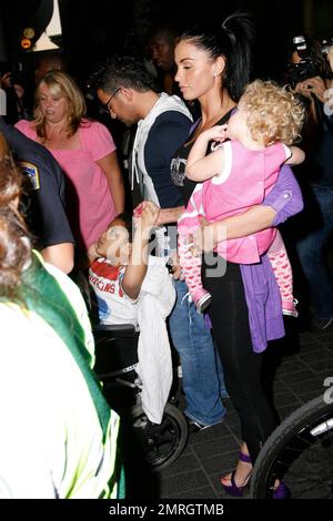 Katie Price aka Jordan et le mari Peter Andre arrivent à LAX de Londres après un long vol avec les enfants Harvey, Junior et Princess Tiˆamii. Les rapports sont le couple de célébrités sont en train de déménager à Los Angeles, pour le bien de leur fils aîné, Harvey. Harvey souffre apparemment de troubles de la vue, d'autisme et d'une déficience hormonale et Katie cherche un meilleur traitement pour lui à LOS ANGELES. Katie a été cité comme disant : « nous revenons à Los Angeles avec toute la famille et nous allons chercher des écoles pour Harvey. Nous allons également rechercher des médecins spécialistes qui seront en mesure du faire Banque D'Images