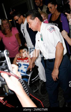 Katie Price aka Jordan et le mari Peter Andre arrivent à LAX de Londres après un long vol avec les enfants Harvey, Junior et Princess Tiˆamii. Les rapports sont le couple de célébrités sont en train de déménager à Los Angeles, pour le bien de leur fils aîné, Harvey. Harvey souffre apparemment de troubles de la vue, d'autisme et d'une déficience hormonale et Katie cherche un meilleur traitement pour lui à LOS ANGELES. Katie a été cité comme disant : « nous revenons à Los Angeles avec toute la famille et nous allons chercher des écoles pour Harvey. Nous allons également rechercher des médecins spécialistes qui seront en mesure du faire Banque D'Images