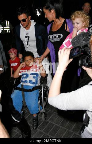 Katie Price aka Jordan et le mari Peter Andre arrivent à LAX de Londres après un long vol avec les enfants Harvey, Junior et Princess Tiˆamii. Les rapports sont le couple de célébrités sont en train de déménager à Los Angeles, pour le bien de leur fils aîné, Harvey. Harvey souffre apparemment de troubles de la vue, d'autisme et d'une déficience hormonale et Katie cherche un meilleur traitement pour lui à LOS ANGELES. Katie a été cité comme disant : « nous revenons à Los Angeles avec toute la famille et nous allons chercher des écoles pour Harvey. Nous allons également rechercher des médecins spécialistes qui seront en mesure du faire Banque D'Images