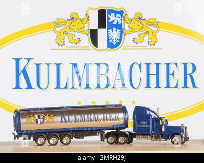 Allemagne. 01st févr. 2023. Dans cette illustration, un modèle de chariot avec l'inscription Kulmbacher sur le fond du logo de la société sur l'écran du moniteur. Kulmbach Brewery Corporation a été fondée en 1895 en haute-Franconie, en Bavière, en Allemagne. Actuellement, la brasserie produit plus de trois millions d'hectolitres de bière, soit plus de 20 variétés. (Photo par Igor Golovniov/SOPA Images/Sipa USA) crédit: SIPA USA/Alay Live News Banque D'Images