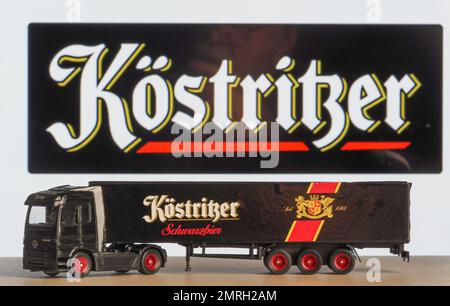 Allemagne. 01st févr. 2023. Dans cette illustration, un modèle de camion à bière avec l'inscription Kostritzer sur le fond du logo de la société sur un moniteur d'écran.Kostritzer Schwarzbierbrauerei GmbH est l'une des plus anciennes brasseries produisant Schwarzbier. La première mention de la brasserie a été faite dans 1543 documents fiscaux en Thuringe, en Allemagne. (Photo par Igor Golovniov/SOPA Images/Sipa USA) crédit: SIPA USA/Alay Live News Banque D'Images