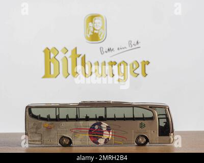 Allemagne. 01st févr. 2023. Dans cette illustration, un modèle de bus avec les inscriptions Bitburger, Mercedes et Bundes Lia sur le fond du logo de la société sur l'écran. Bitburger Brewery est une brasserie dont le siège social est situé à Bitburg, en Rhénanie-Palatinat. Fondée en 1817. La brasserie est la troisième bière la plus vendue en Allemagne. (Photo par Igor Golovniov/SOPA Images/Sipa USA) crédit: SIPA USA/Alay Live News Banque D'Images