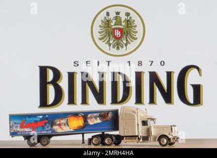 Allemagne. 01st févr. 2023. Dans cette illustration, un modèle de chariot avec l'inscription se liant sur l'arrière-plan du logo de la société sur l'écran du moniteur. La brasserie Binding-Brauerei de Francfort-sur-le-main, Hesse, Allemagne. La brasserie a été fondée en 1870 et fait partie du groupe Radeberger. Crédit : SOPA Images Limited/Alamy Live News Banque D'Images