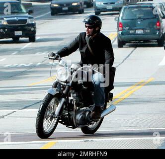 Exclusif !! Keanu Reeves fait un tour en solo sur sa moto Norton près de sa maison à Los Angeles, CA. 1/29/06 Banque D'Images