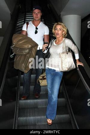 EXCLUSIF !! Kelly Carlson, star du Nip/Tuck, arrive à l'aéroport international de Los Angeles avec un ami masculin à Los Angeles, en Californie. 8/16/09. Banque D'Images