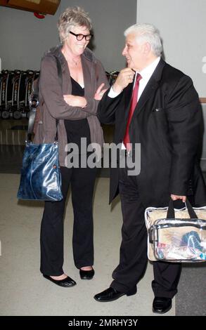 EXCLUSIF !! L'actrice Kelly McGillis, qui est peut-être mieux connue pour son rôle de Charlie dans le film de Tom Cruise 'Top Gun' 1986, arrive à LAX de Chicago où elle discute et rit avec son chauffeur. Depuis son apogée en 80, lorsqu'elle a joué dans les films « Witness » avec Harrison Ford et « The accusés » avec Jodie Foster, McGillis a poursuivi sa carrière d'acteur dans des films et des émissions de télévision moins connus. McGillis, 52 ans, est actuellement en train de filmer 'The Innkeeperss'. Los Angeles, Californie. 05/16/10. Banque D'Images