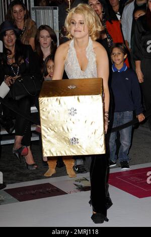 La blonde Kelly Osbourne est élégante avec son haut en dentelle blanche et sa jupe en velours noir, tandis qu'elle joue une version grandeur nature des règles de mode au Rodeo Drive pour célébrer l'événement de mode nocturne. Fashion's Night Out est une initiative mondiale créée pour célébrer la mode, restaurer la confiance des consommateurs, stimuler l'économie de l'industrie et remettre le plaisir dans le shopping. Beverly Hills, Californie. 9/10/10. Banque D'Images