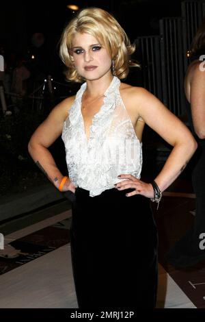 La blonde Kelly Osbourne est élégante avec son haut en dentelle blanche et sa jupe en velours noir, tandis qu'elle joue une version grandeur nature des règles de mode au Rodeo Drive pour célébrer l'événement de mode nocturne. Fashion's Night Out est une initiative mondiale créée pour célébrer la mode, restaurer la confiance des consommateurs, stimuler l'économie de l'industrie et remettre le plaisir dans le shopping. Beverly Hills, Californie. 9/10/10. Banque D'Images