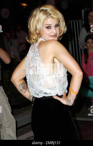 La blonde Kelly Osbourne est élégante avec son haut en dentelle blanche et sa jupe en velours noir, tandis qu'elle joue une version grandeur nature des règles de mode au Rodeo Drive pour célébrer l'événement de mode nocturne. Fashion's Night Out est une initiative mondiale créée pour célébrer la mode, restaurer la confiance des consommateurs, stimuler l'économie de l'industrie et remettre le plaisir dans le shopping. Beverly Hills, Californie. 9/10/10. Banque D'Images