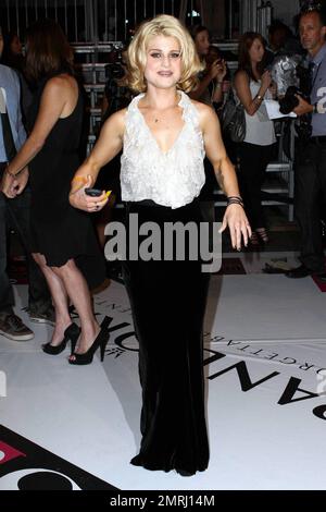 La blonde Kelly Osbourne est élégante avec son haut en dentelle blanche et sa jupe en velours noir, tandis qu'elle joue une version grandeur nature des règles de mode au Rodeo Drive pour célébrer l'événement de mode nocturne. Fashion's Night Out est une initiative mondiale créée pour célébrer la mode, restaurer la confiance des consommateurs, stimuler l'économie de l'industrie et remettre le plaisir dans le shopping. Beverly Hills, Californie. 9/10/10. Banque D'Images