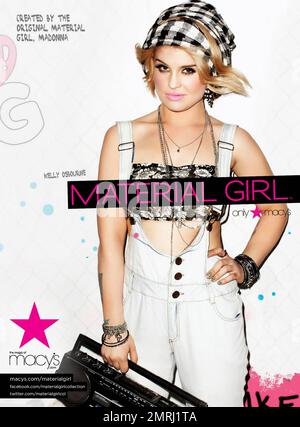 En tant que nouveau visage de la collection Material Girl Spring 2011 de Madonna et sa fille Lourdes Leon (alias Lola), Kelly Osbourne s'est lancée dans la dernière campagne publicitaire multimédia de la marque qui l'emmène dans les rues de l'ancien site de Madonna, le East Village de New York. La campagne, qui a été tournée par le photographe de mode Brooke Nipar, voit Kelly poser devant des graffitis et des bars couverts d'affiches tels que le salon éclairé et le bar Mars. Osbourne dit de la campagne, "ItÕs un tel honneur de faire partie de cette campagne et ce fut une expérience étonnante de travailler avec Madonna et Lola. Material Girl is incr Banque D'Images