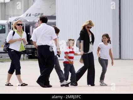 Exclusif !! Kelly Ripa arrive d'un jet privé à l'aéroport de Miami avec son mari Marc Consuelos et ses enfants Michael, 11 ans, Lola, 7 ans, et Joaquin, 6. L'hôte du salon TV est à Miami pour la bande de Live avec Regis & Kelly. Miami, FL 5/1/09. Banque D'Images