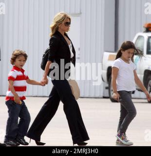 Exclusif !! Kelly Ripa arrive d'un jet privé à l'aéroport de Miami avec son mari Marc Consuelos et ses enfants Michael, 11 ans, Lola, 7 ans, et Joaquin, 6. L'hôte du salon TV est à Miami pour la bande de Live avec Regis & Kelly. Miami, FL 5/1/09. Banque D'Images