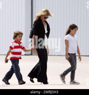 Exclusif !! Kelly Ripa arrive d'un jet privé à l'aéroport de Miami avec son mari Marc Consuelos et ses enfants Michael, 11 ans, Lola, 7 ans, et Joaquin, 6. L'hôte du salon TV est à Miami pour la bande de Live avec Regis & Kelly. Miami, FL 5/1/09. Banque D'Images